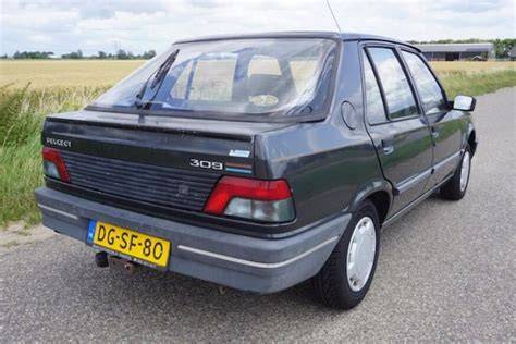 Ilustrační foto: Peugeot 309 z 90. let a kanystry s olejem 10W-40