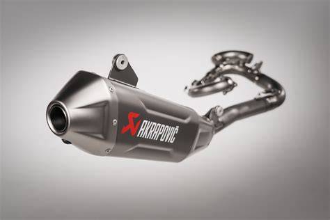 Graf porovnání hmotnosti originálních vs. Akrapovič Racing/ Evolution systémů