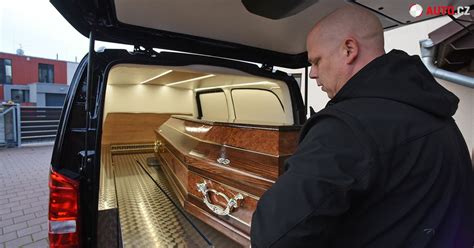 Foto pohřebního vozu W210 s vyznačením prostoru pro rakve
