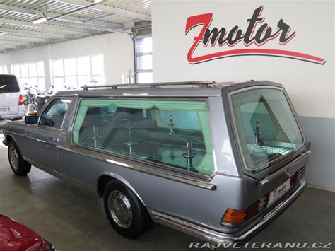 W123 pohřební vůz - celoprosklená verze a prostor pro tři osoby
