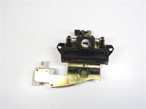 Detail mikrospínače pátých dveří s klikou