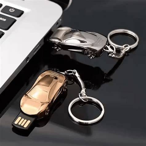 Obrázek USB flash disku ve tvaru auta a jeho zapojení do auta