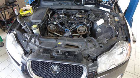 Motorový prostor Jaguar XF s vyznačenou nádržkou brzdové kapaliny