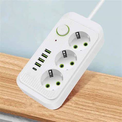 Infografika znázorňující rozdělení napájecího proudu mezi USB porty a další výstupy s ochranou proti přepětí.