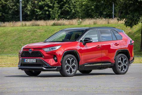 Infografika srovnání verzí Toyota RAV4 Hybrid: 2,5 Hybrid vs. 2,5 HSD e-CVT AWD