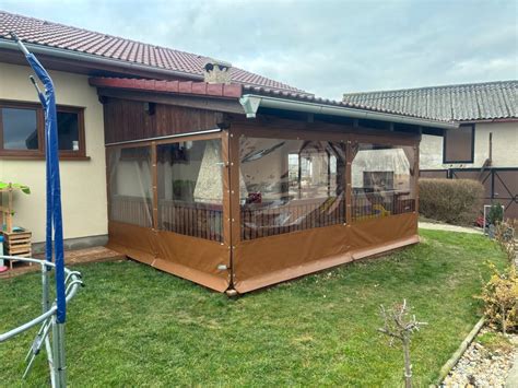 Technik pracující na návěse, lepení plachty
