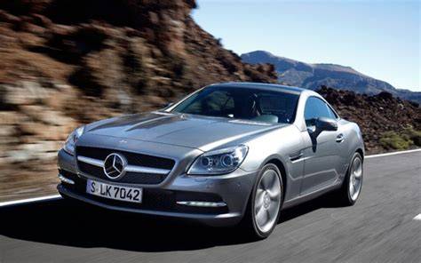 Infografika srovnání verzí SLK 200, SLK 250 a SLK 350, cenových hladin a klíčových prvků výbavy