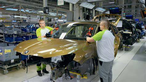 Infografika znázorňující proces výroby a instalace carbonových polepů Mazda 6