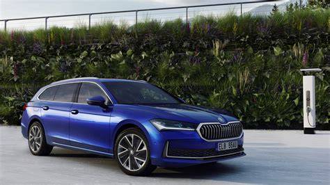 Infografika srovnání verzí motorů, výbav a baterií Škoda Superb IV Combi