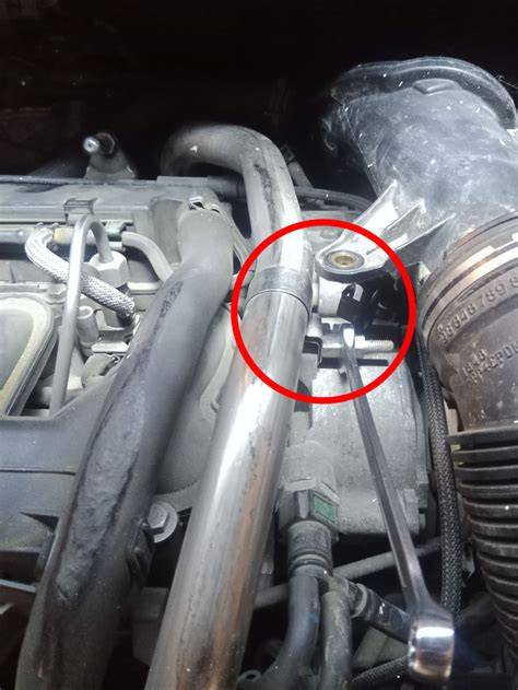 Infografika: Umístění EGR ventilu a trubky v motoru Peugeot 307 RHY