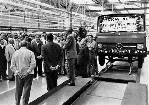 Infografika: Historie a rozvoj závodu Mercedes-Benz ve Wörthu a Mannheimu