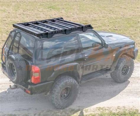 expediční vybavení Nissan Patrol Y61 s mříží a střešní zahrádkou