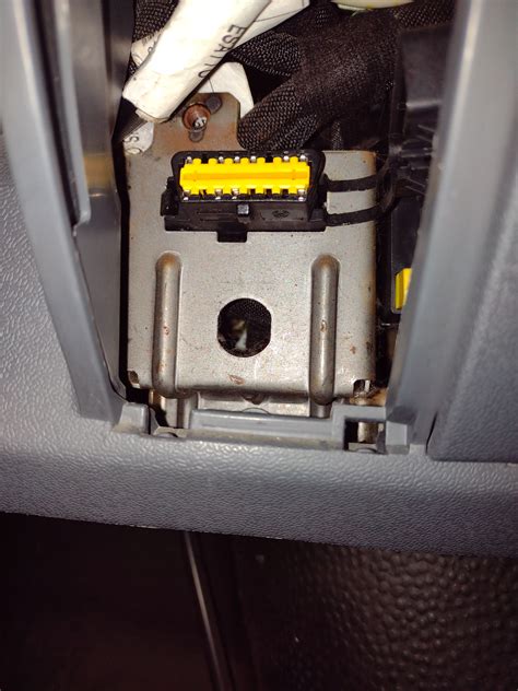 Umístění OBD konektoru Fiat Ducato 244 - pod palubní deskou, pod volantem