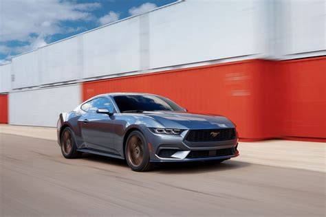 Infografika: Porovnání verzí Mustang GT s 5.0 V8 a převodovkou 10R80