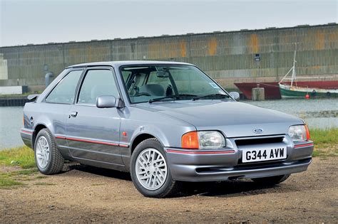 infographic_svetla_ford_escort_xr3i