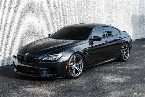 BMW M6 Gran Coupé (F06M) - pohled z čelního okna a přední části vozu