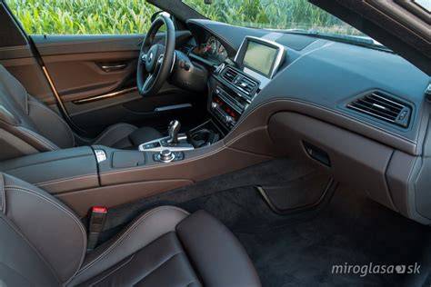 Interiér M6 Gran Coupé - černé provedení a sportovní volant