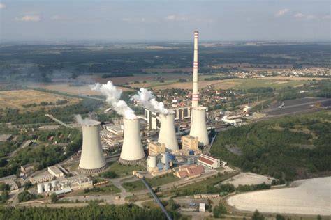 Infografika: Struktura a provoz Elektrárny Chvaletice (bloky, dopravníkové pásy, hlavní technické prvky)