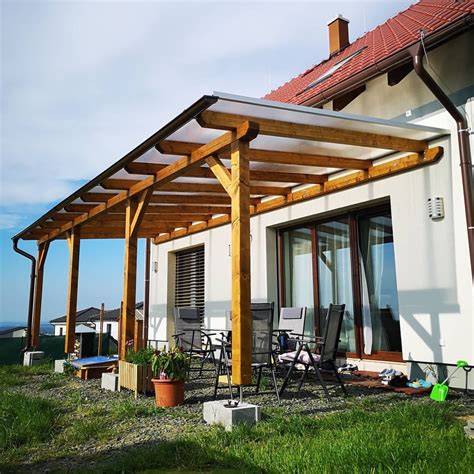 Obrázek ukazující ukázkové dřevěné a hliníkové pergoly vedle sebe