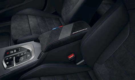 Obrázek detailů M Performance: karbonové kryty a Alcantara v interiéru
