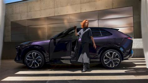 Infografika: srovnání světlometu Mazda s xenon výbojkami a halogenem