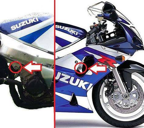 Obrázek: Sadu dílů GSXR 600 na rovném stole s popisem jednotlivých částí