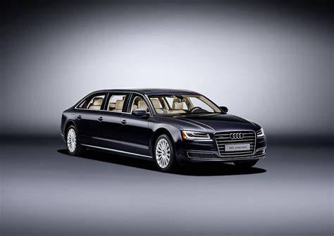 Infografika hlavních verzí Audi A8 (americká verze)