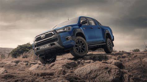 https://example.com/images/hilux-ubriser-gear.jpg
