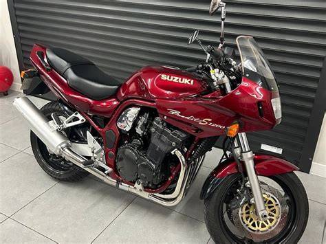 Infografika: Jak vyndat baterii ze Suzuki Bandit GSF krok za krokem