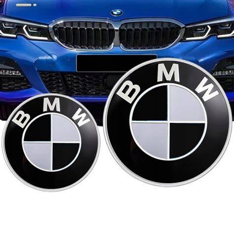 Infografika: velikost znaku BMW 82mm vs 74mm na kapotě a kufru