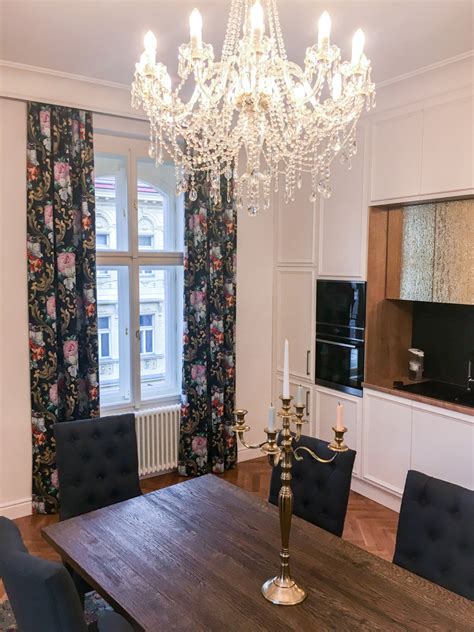 Detailní záběr na luxusní závěsy Royal v kabině kamionu.