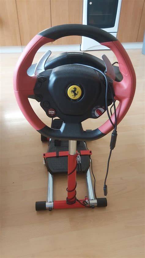 volant Xbox 360 s pedály na stole