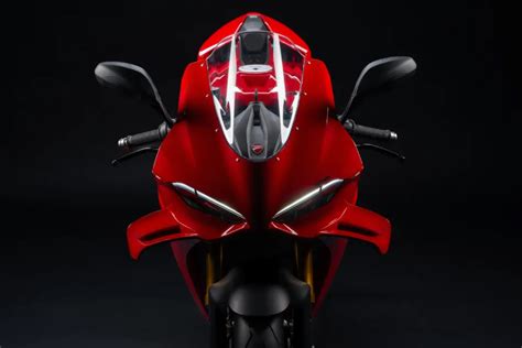 Infografika: Vývoj designu Panigale V4 - aerodynamické prvky a kapotáž