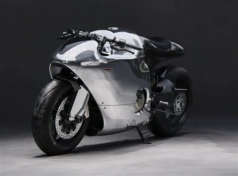Fotografie Bandit9 Ducati 821 transformace - ruční práce a materiály