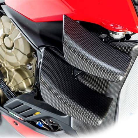 Koláž: Winglet na kyvné vidlici Ducati - aerodynamika a chlazení