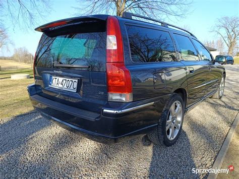 Volvo V70 D5 z profilu na silnici
