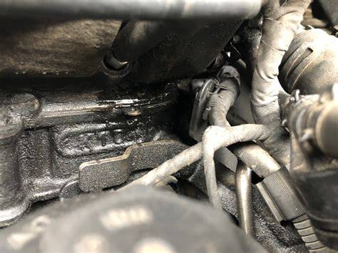 obrubení motorového prostoru a únik oleje