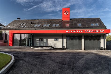 zbrojnice s rekvizitami pro jevištní souboj