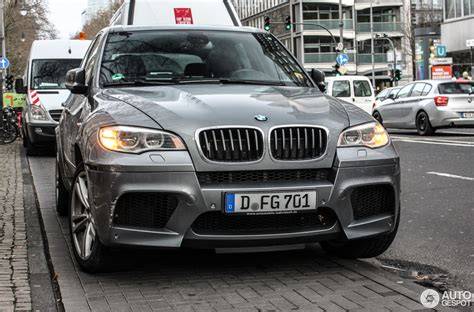 Schéma chladičové soustavy BMW X5 E70 s polohou chladičové stěny, vyrovnávací nádržky a čerpadla