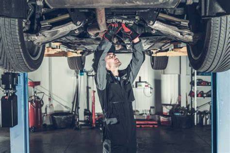 mechanik opravuje a vyvažuje pneumatiku