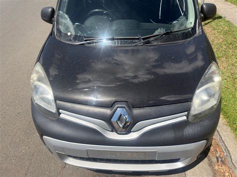 Renault Kangoo před domem penzionu pro důchodce