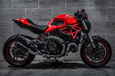 Infografika srovnání verzí Monster 821 a Monster 1200S: výkon, cena, podvozek, brzdy