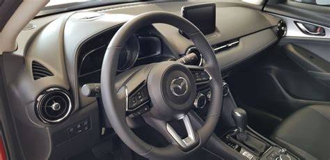 kvalitní kompaktní auto interiér mazda 2