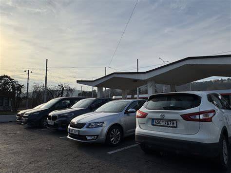 auta v autopůjčovně před kanceláří
