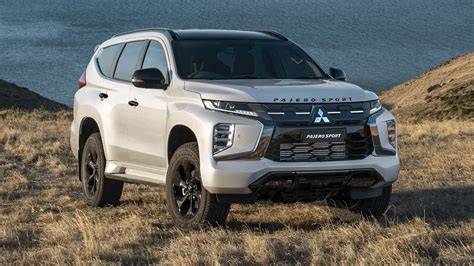 Mitsubishi Pajero Sport bílé a šedomodré díly