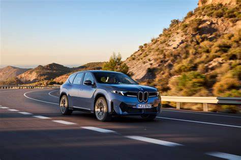BMW iX3 před závodem výroby v Debrecínu