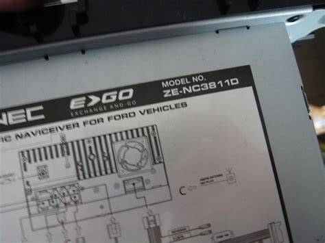 Zenec ZE-NC3811D v palubní desce Ford