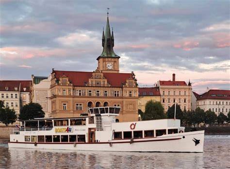 Plavby lodí a historické památky v Praze
