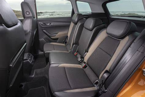 Škoda Superb interiér zadní sedadla prostor