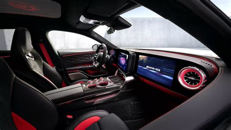 Interiér AMG C43 a jeho sedačky v kombinaci kůže a alcantary